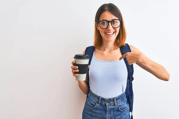 Mulher Estudante Ruiva Bonita Vestindo Uma Mochila Beber Tirar Café — Fotografia de Stock