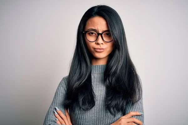 Ung Vacker Kinesisk Kvinna Bär Glasögon Och Tröja Över Isolerade — Stockfoto