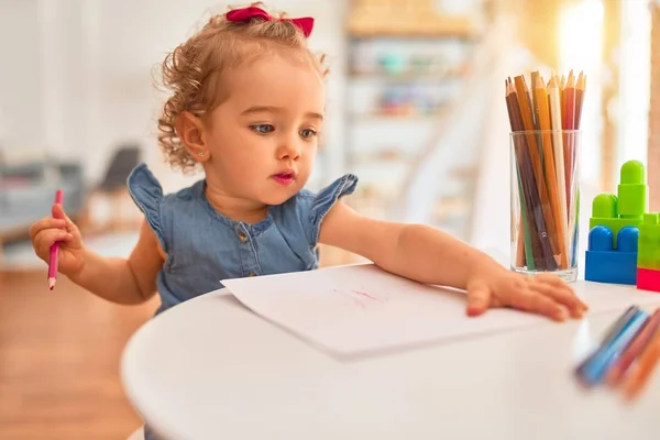 Prachtige Kaukasische Baby Spelen Met Speelgoed Kleurrijke Speelkamer Vrolijke Speelse — Stockfoto