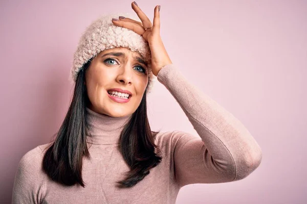 Joven Morena Ojos Azules Con Camiseta Casual Gorra Lana Pie — Foto de Stock