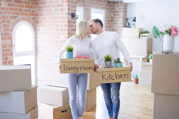Young Beautiful Couple Moving Cardboard Boxes New Home — Stock Photo, Image