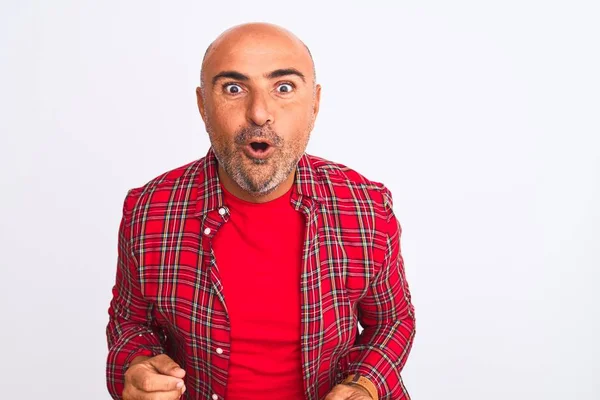 Homem Bonito Meia Idade Vestindo Camisa Casual Sobre Fundo Branco — Fotografia de Stock