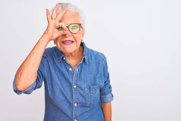 Senior Mujer Pelo Gris Con Camisa Mezclilla Gafas Sobre Fondo — Foto de Stock