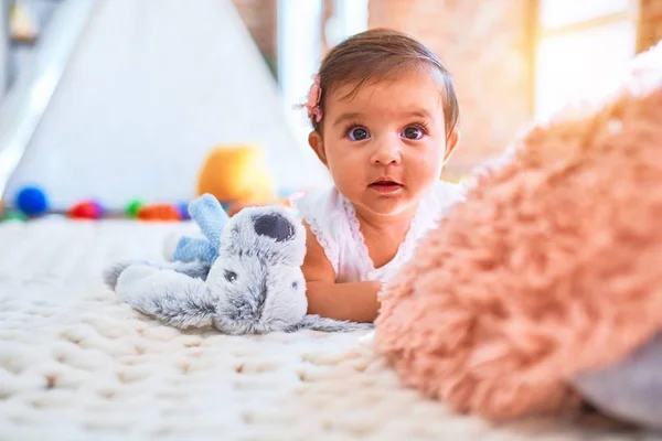 Bela Criança Feliz Jardim Infância Torno Brinquedos Coloridos Deitado Blacket — Fotografia de Stock