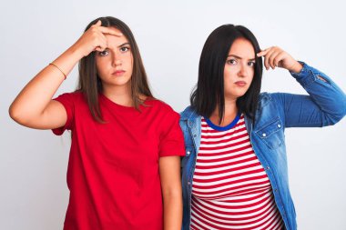 İzole edilmiş beyaz arka plan üzerinde sıradan kıyafetler giyen genç ve güzel kadınlar alnındaki sivilceden mutsuz olduğunu gösteriyor. Siyah noktalı çirkin bir enfeksiyon. Sivilce ve deri problemi