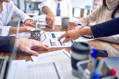 Ofiste birlikte çalışan bir grup işçi.