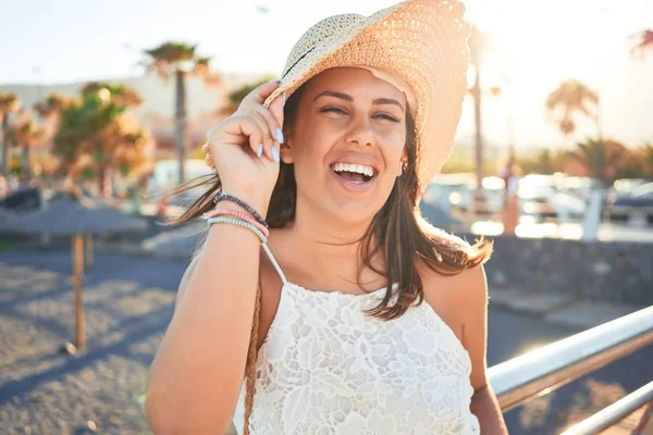ビーチで夏休みを楽しむ笑顔の若い美しい女性 — ストック写真