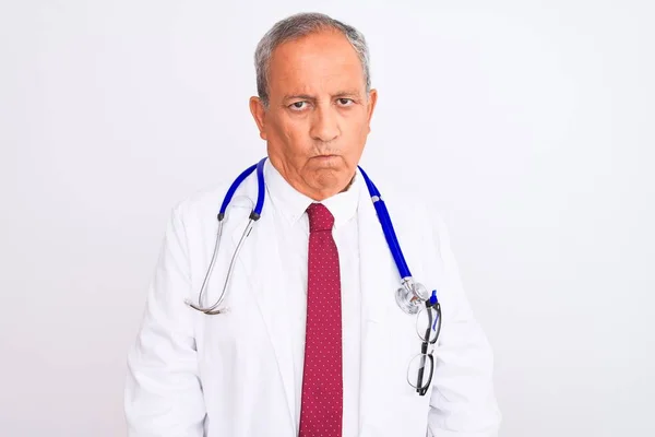 Senior Grauhaarige Arzt Mit Stethoskop Steht Über Isolierten Weißen Hintergrund — Stockfoto
