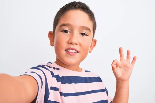 Όμορφο Αγόρι Φορώντας Casual Ριγέ Shirt Κάνουν Selfie Πάνω Από — Φωτογραφία Αρχείου