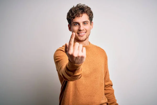 Jovem Loiro Bonito Homem Com Cabelo Encaracolado Vestindo Camisola Casual — Fotografia de Stock