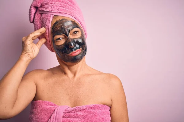 Middle Age Brunette Woman Wearing Beauty Black Face Mask Isolated — Stock Photo, Image