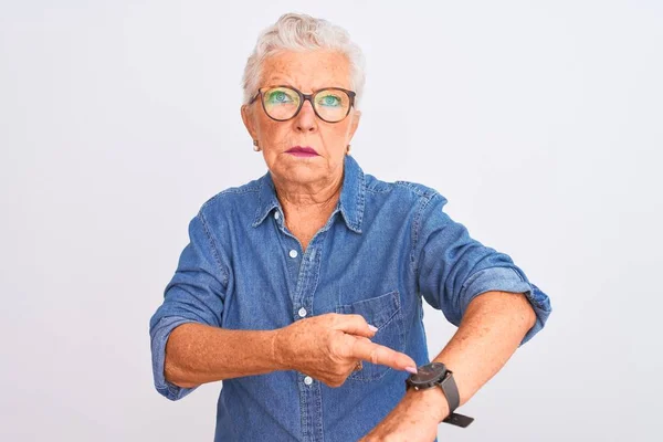 Старшая Седовласая Женщина Джинсовой Рубашке Очках Изолированном Белом Фоне Спешке — стоковое фото