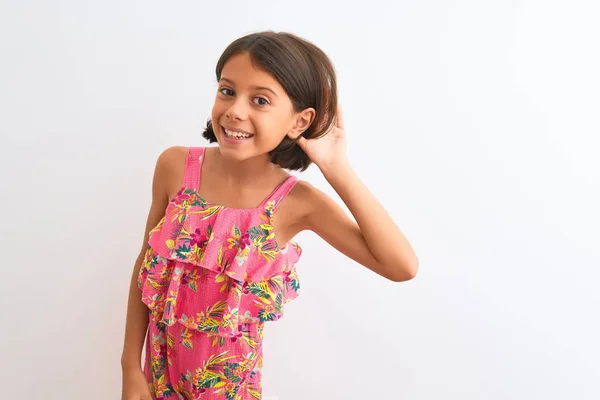 Jovem Menina Bonita Usando Vestido Floral Rosa Sobre Fundo Branco — Fotografia de Stock