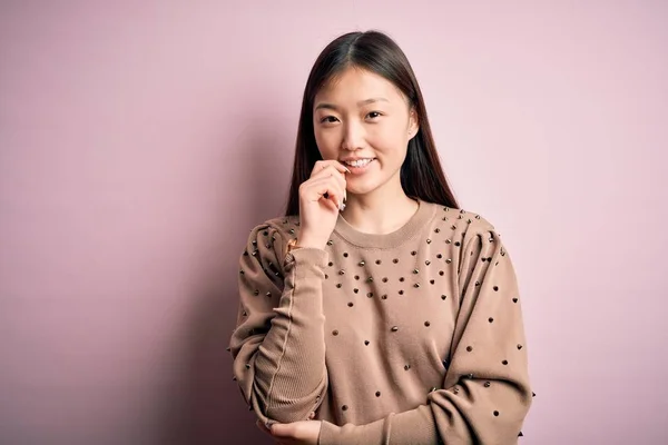 Young Beautiful Asian Woman Wearing Fashion Elegant Sweater Pink Solated — 스톡 사진