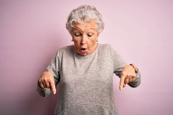 Ältere Schöne Frau Lässigem Shirt Vor Isoliertem Rosa Hintergrund Stehend — Stockfoto