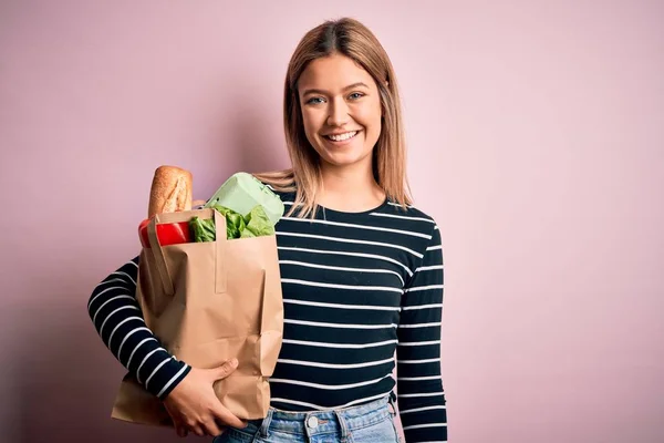 Joven Mujer Hermosa Sosteniendo Bolsa Papel Con Compra Sobre Fondo —  Fotos de Stock