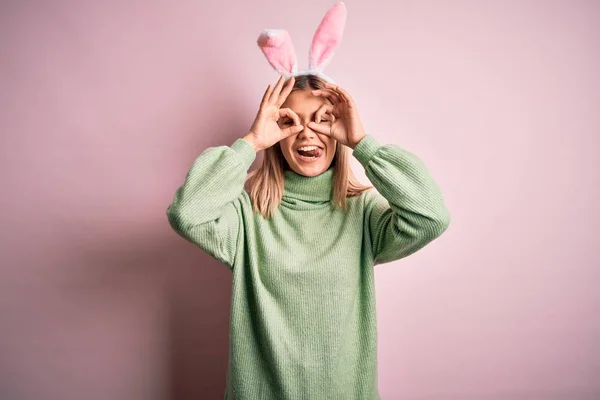 Paskalya Tavşanı Kulakları Takan Genç Bir Kadın Pembe Arka Planda — Stok fotoğraf