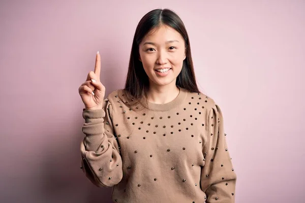Young Beautiful Asian Woman Wearing Fashion Elegant Sweater Pink Solated — 스톡 사진