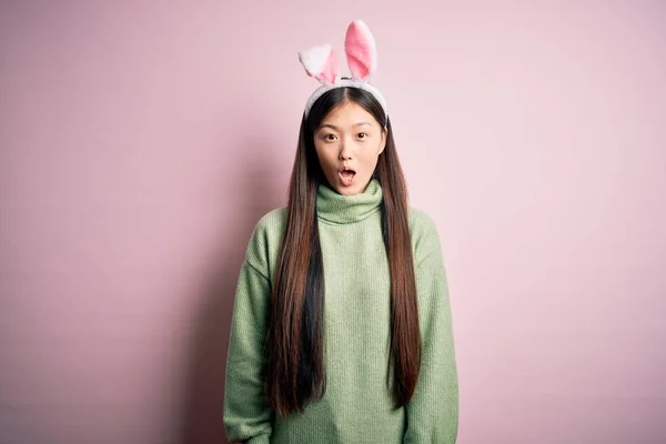 Fiatal Ázsiai Visel Aranyos Húsvéti Nyuszi Fülek Felett Rózsaszín Háttér — Stock Fotó
