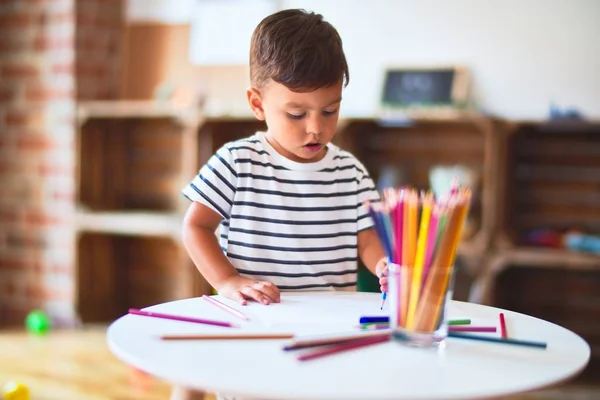 Mooie Peuter Jongen Tekening Schattig Trekken Met Behulp Van Gekleurde — Stockfoto