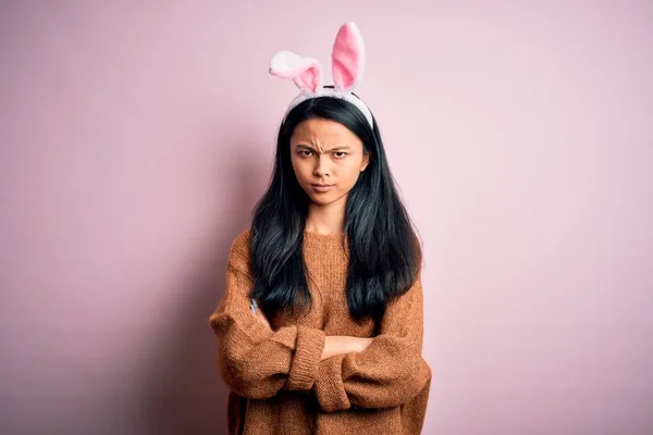 Jonge Mooie Chinese Vrouw Draagt Konijnenoren Staande Geïsoleerde Roze Achtergrond — Stockfoto