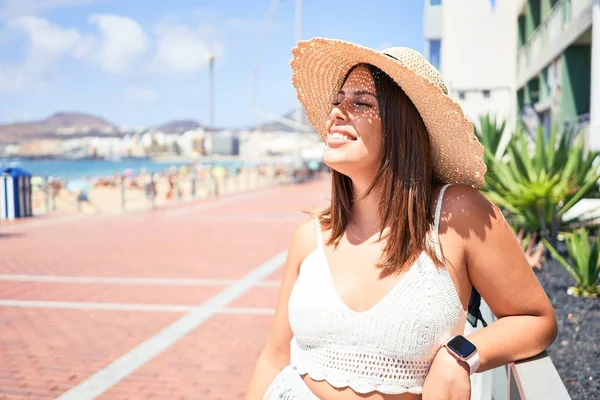 Mooie Jonge Vrouw Wandelen Strand Promenade Genieten Van Uitzicht Oceaan — Stockfoto