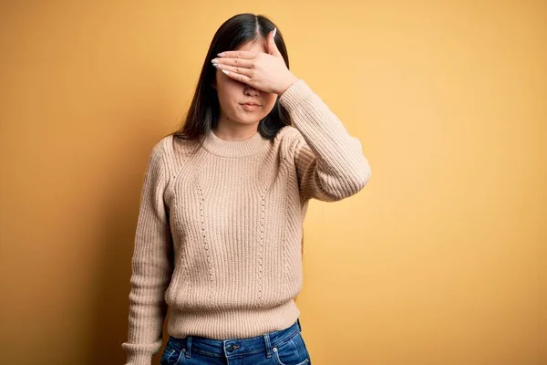 Junge Schöne Asiatische Frau Lässigem Pullover Über Gelbem Isoliertem Hintergrund — Stockfoto