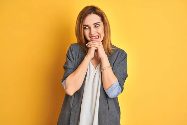 Rothaarige Kaukasische Geschäftsfrau Über Gelbem Isolierten Hintergrund Lacht Nervös Und — Stockfoto