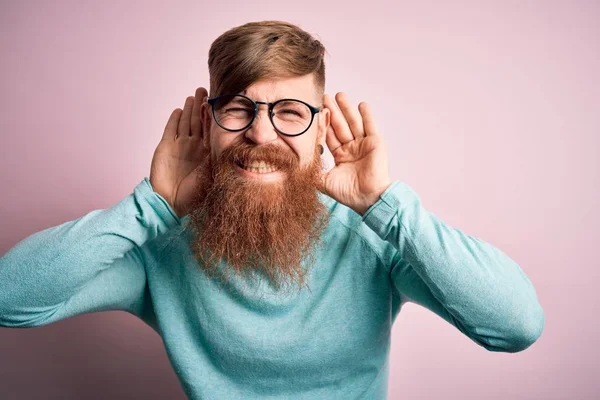 Hezký Irský Zrzavý Muž Vousy Brýlemi Přes Růžové Izolované Pozadí — Stock fotografie