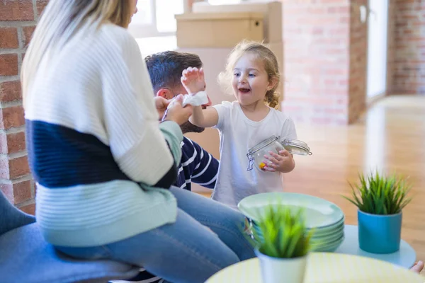 Çocukla Güzel Bir Aile — Stok fotoğraf