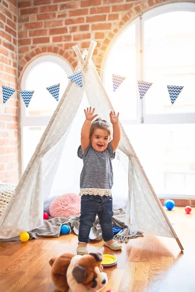 Prachtige Peuter Staat Tipi Met Handen Omhoog Glimlachen Kleuterschool — Stockfoto