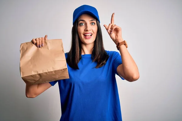 Молода Жінка Блакитними Очима Тримає Паперовий Мішок Їжею Здивована Ідеєю — стокове фото