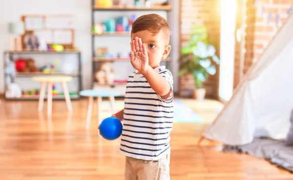 Schöner Kleiner Junge Der Kindergarten Mit Bunten Kleinen Kugeln Spielt — Stockfoto