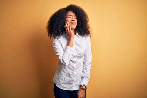 Fiatal Gyönyörű Afro Amerikai Elegáns Afro Haj Áll Sárga Háttér — Stock Fotó