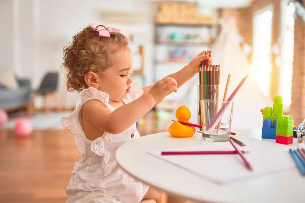 Prachtige Kaukasische Baby Spelen Met Speelgoed Kleurrijke Speelkamer Vrolijke Speelse — Stockfoto
