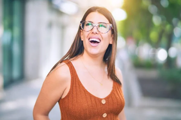 Junge Schöne Frau Lächelt Glücklich Und Zuversichtlich Mit Einem Lächeln — Stockfoto