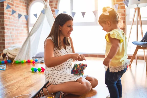 Joven Hermosa Maestra Niño Pequeño Jugando Con Pequeños Bloques Construcción —  Fotos de Stock