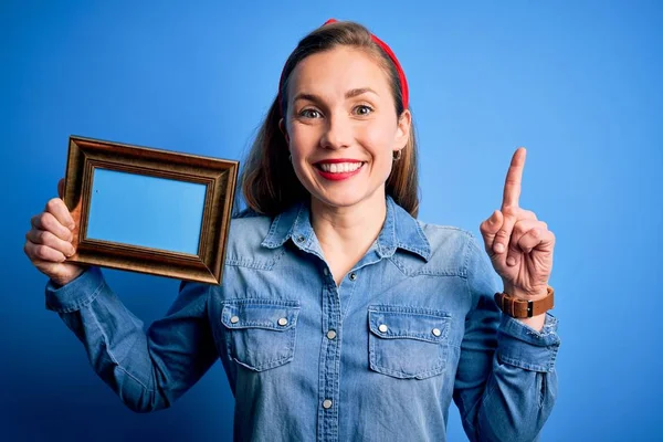 Giovane Bella Donna Bionda Con Cornice Vintage Sfondo Blu Isolato — Foto Stock