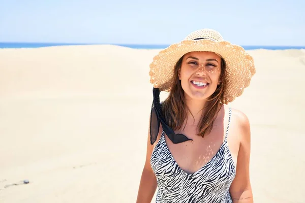 Jonge Mooie Vrouw Zonnebaden Dragen Zomer Zwendelpak Bij Maspalomas Duinen — Stockfoto