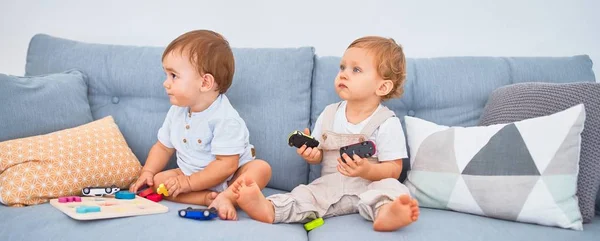 Schöne Kleinkinder Die Hause Auf Dem Sofa Sitzen Und Mit — Stockfoto