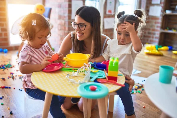 Jovem Bela Professora Crianças Jogando Refeições Usando Alimentos Plástico Brinquedo — Fotografia de Stock