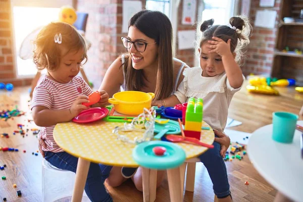 Young Beautiful Teacher Toddlers Playing Meals Using Plastic Food Cutlery — Stock Photo, Image