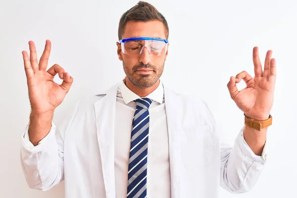 Jovem Cientista Bonito Homem Vestindo Óculos Segurança Sobre Fundo Isolado — Fotografia de Stock