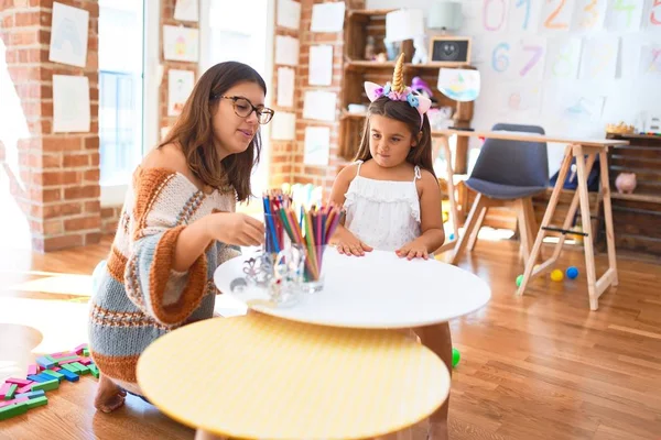 Mooie Leraar Peuter Dragen Eenhoorn Diadeem Rond Veel Speelgoed Kleuterschool — Stockfoto