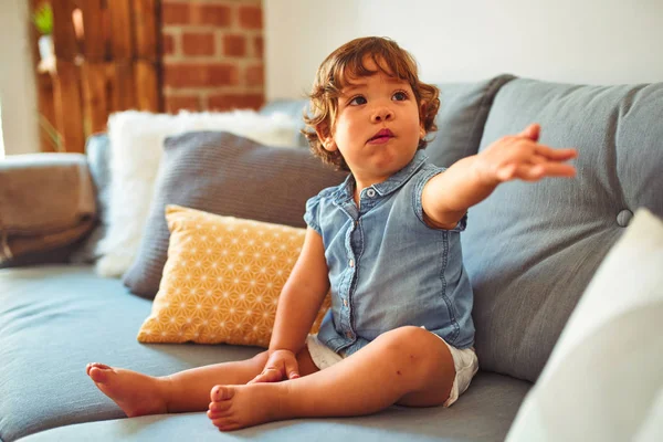 Schöne Kleinkind Mädchen Blauem Jeanshemd Auf Dem Sofa Sitzend — Stockfoto