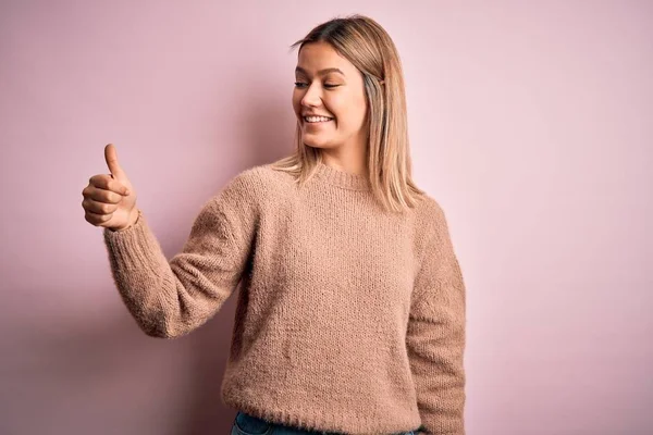 Jong Mooi Blond Vrouw Dragen Winter Wol Trui Roze Geïsoleerde — Stockfoto