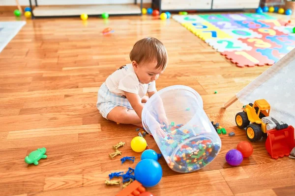 Entzückendes Kleinkind Spielt Kindergarten Jede Menge Spielzeug — Stockfoto