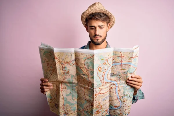 Young Tourist Man Vacation Wearing Hat Holding City Map Standing — Stok fotoğraf