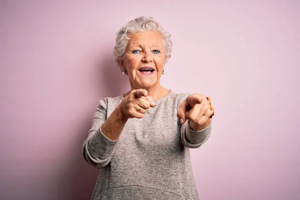 Senior Mooie Vrouw Dragen Casual Shirt Staan Geïsoleerde Roze Achtergrond — Stockfoto