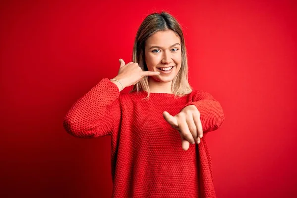 Jovem Mulher Loira Bonita Vestindo Camisola Casual Sobre Fundo Isolado — Fotografia de Stock